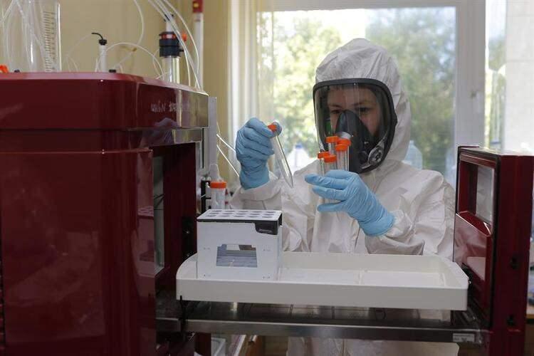 <p>Kendisinin de bu aşıyı yaptıracağını belirten Muraşko, "İlk aşılar, gönüllülük esasına göre risk grubundaki doktorlara yapılacak. Bazı doktorların zaten hastalığa karşı bağışıklığı var. Bunların oranı yüzde 20 civarında ve aşıya ihtiyaçları yok" dedi.</p>
<p> </p>
