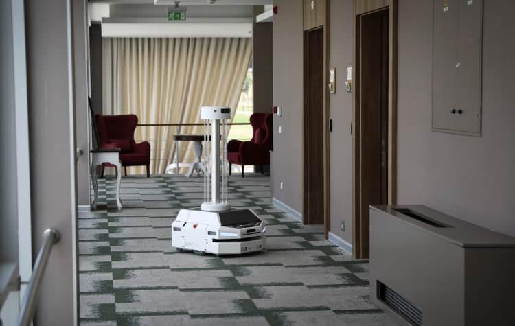 <p>Robotun yurt içinde ve dışında kullanılmaya başlandığını ve yoğun ilgi gördüğünü dile getiren Özden, şunları kaydetti:</p>
<p> </p>
