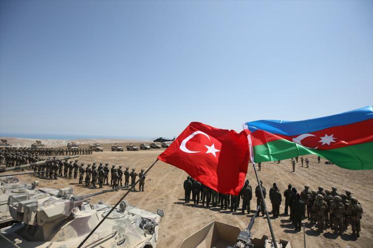 <p>Görüşmede, Genelkurmay Başkanı Orgeneral Yaşar Güler, Kara Kuvvetleri Komutanı Orgeneral Ümit Dündar, Deniz Kuvvetleri Komutanı Oramiral Adnan Özbal, Hava Kuvvetleri Komutanı Orgeneral Hasan Küçükakyüz ile Azerbaycan Savunma Bakanı Orgeneral Zakir Hasanov da hazır bulundu.</p>