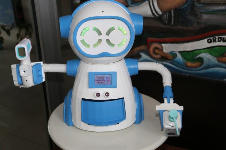 <p>Gövdesi oto boyasıyla boyanan robot, yazılım ve kodlama mekaniğinin de tamamlanmasının ardından 5 aşamalı eylemle çalışmaya başladı. </p>

<p> </p>
