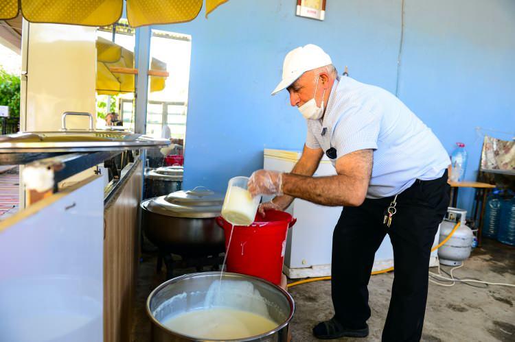 <p>Genellikle yoğurt, kaymak ve tereyağı yapımında kullanılan manda sütünden üretilen dondurma yazları sıcak geçen kentte üne kavuşarak, kısa zamanda yoğun talep görmeye başladı. </p>
<p> </p>
