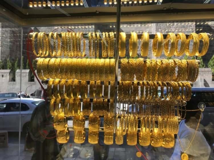 <p>Haftanın dördüncü işlem gününde ise Altın vadeli işlemlerindeki uzun pozisyonların azalması ve psikolojik destek seviyesi olan 2000 doların altına doğru geri çekilmenin hızlanması yatırımcılar üzerinde endişelere neden olurken, ABD on yıllık Tahvil faizlerindeki gerileme ve dolardaki zayıflığın devam etmesi ile Ons Altın’da 1900 seviyesi üzerinde yukarı yönlü hareketini sürdürdüğü takip edildi.</p>