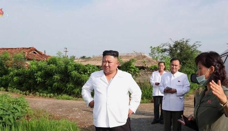 <p>Son olarak beş yıl önce benzer bir ziyarette bulunan Kim'i karşılarında gören köylüler ise ne yapacağını bilemedi.</p>
<p> </p>
