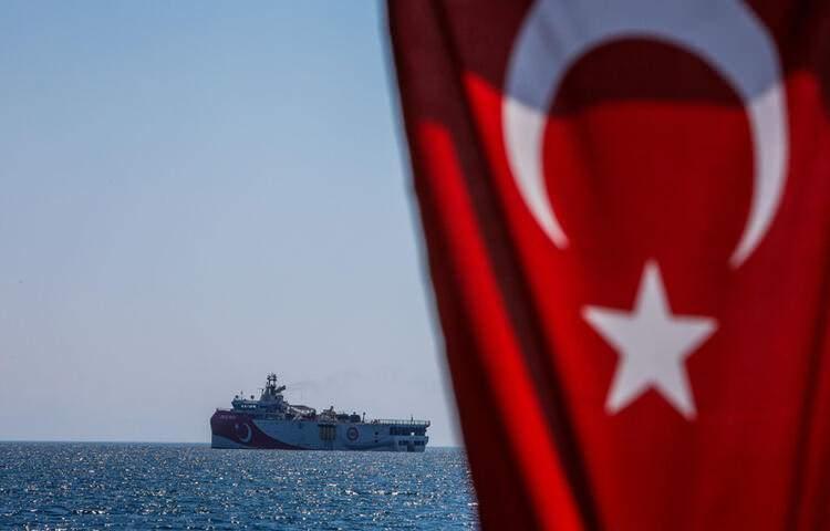 <p>Türkiye, Yunanistan’ın Kıbrıs Rum tarafı ile Akdeniz’deki diğer kıyıdaş ülkeler Mısır ve İsrail ile hidrokarbon faaliyetlerini devam ettirmesi, bunu yaparken de Türkiye ve Kıbrıs Türkleri’nin çıkarlarını göz ardı etmesine tepki duyarak pozisyonunu sertleştirdi.</p>

<p> </p>
