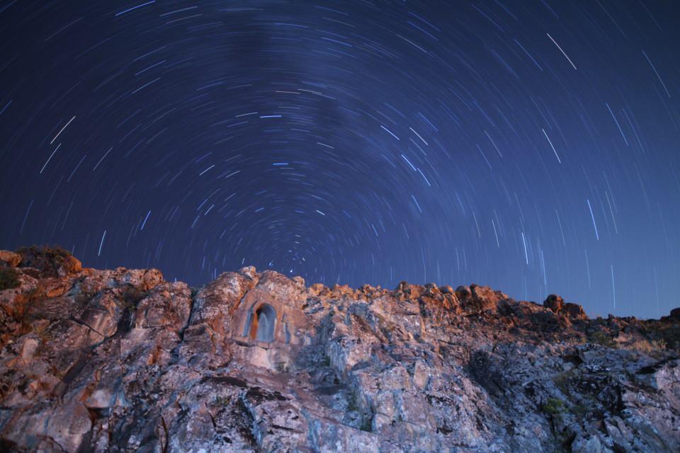 <p>Konya’da Perseid meteor yağmuru, gökyüzünde görsel şölen oluşturdu. Meteor yağmuru, dünyanın en büyük kaya anıtlarından biri olan Hititler döneminden kalma Fasıllar Anıtı’yla aynı karede görüntülendi.</p>

<p> </p>

