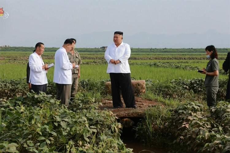 <p>Kim ziyarette sel kurbanlarına acil şekilde uyku malzemeleri, günlük ihtiyaçlar, ilaç ve çimento gönderilmesini emretti.</p>
<p> </p>
