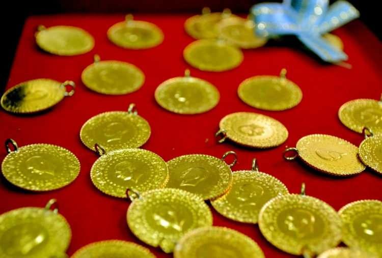 <p>Kapalıçarşı'da işlem gören 24 ayar külçe altının gram satış fiyatı bu hafta yüzde 1,97 kayıpla 461,70 lira, Cumhuriyet altınının satış fiyatı da yüzde 1,92 azalışla 3.064,00 liraya düştü. Geçen hafta 763,00 lira olan çeyrek altının satış fiyatı ise 748,00 liraya geriledi.</p>