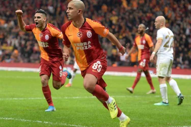 <p><strong>FEGHOULI'YE ÇİFTE KANCA - </strong></p>

<p>France Football, Galatasaray'ın maaşı nedeniyle yolları ayırmak istediği Cezayirli yıldıza Sampdoria ve Lazio'nun talip olduğunu yazdı. İki kulüp de kiralama teklifi yapabilir. (Takvim)</p>
