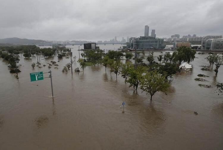 <p>Kuzey Kore ve düşman kardeşi Güney Kore, günlerdir yoğun yağış ve sel baskınlarıyla boğuşuyor. İki ülkede de birçok şehir su altında.</p>

<p> </p>
