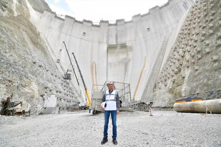 <p>Devlet Su İşleri (DSİ) Genel Müdürlüğünden yapılan açıklamaya göre, Türkiye'nin vizyon projelerinden Yusufeli Barajı, yapımı tamamlandığında 275 metre yüksekliğiyle çift eğrilikli beton kemer kategorisinde Türkiye'nin en yüksek ve dünyanın 3'üncü yüksek barajı olacak. </p>

<p> </p>
