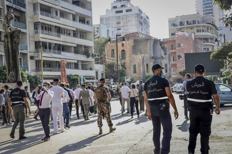 <p>Otelde çalışan ve salgın sonrası işini kaybeden hukuk fakültesi mezunu, iki çocuk babası genç oğluna destek olmak için 10 saatten fazla emekleriyle kurduğu dükkanında çalışmaya devam ettiğini aktaran Muhanne, patlama sonucu dükkanında klimanın bozulduğunu, evinden vantilatör getirdiğini, kırılan televizyonun yerine televizyonunu buraya taşıdığını belirtti.</p>
<p> </p>