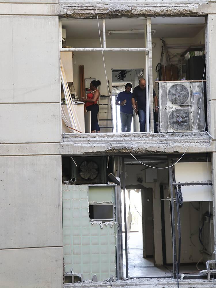 <p>Kısa bir süre sonra yerde sarsıntı olduğunu ve deprem olduğunu düşündüğünü anlatan Muhanne, "Patlama oldu ve şok dalgası ayaklarımı yerden kesti, havaya fırladım. Başımı tepemde asılı lambaya çarptım. Yere düştükten sonra tabanda neredeyse bir karış kalınlığında kırık camlar vardı." dedi. </p>
<p> </p>