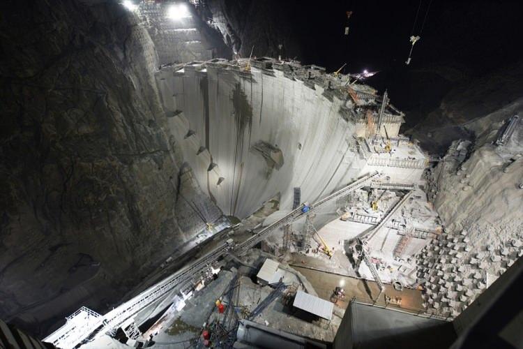 <p><strong>"EYFEL KULESİ'NDEN 25 METRE KISA"</strong></p>
<p>Açıklamada görüşlerine yer verilen DSİ Genel Müdürü Kaya Yıldız da "Yusufeli Barajı'na 3 milyon 400 bin metreküp beton dökülerek, gövde betonunda yüzde 85 gerçekleşme sağlandı. </p>
<p> </p>
<p> </p>