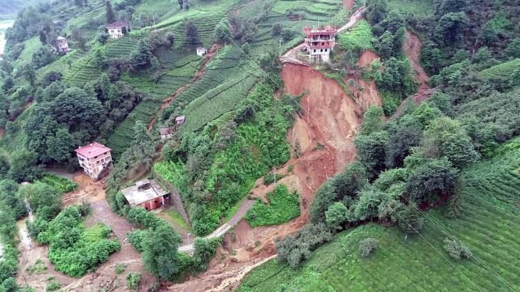 <p>Trabzon'da dün etkili olan şiddetli yağmur, sel ve heyelanlara yol açtı. Of ilçesinde şiddetli yağışta aracıyla seyir halindeyken heyelan nedeniyle toprak altında kalan Yılmaz Hacımahmutoğlu (53), hayatını kaybederken, mahsur kalan 7 kişi kurtarıldı, risk altındaki 3 evdeki 20 kişi de tahliye edildi. </p>