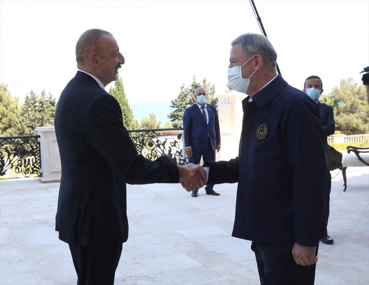 <p>Ermenistan'ın saldırısının başta Cumhurbaşkanı Recep Tayyip Erdoğan olmak üzere Türk halkı tarafından nefretle kınandığını dile getiren Akar, Türkiye ve Azerbaycan'ın bir ananın iki evladı olduğunu, burada kendilerini vatanlarında hissettiklerini ifade etti.<br />
<br />
</p>