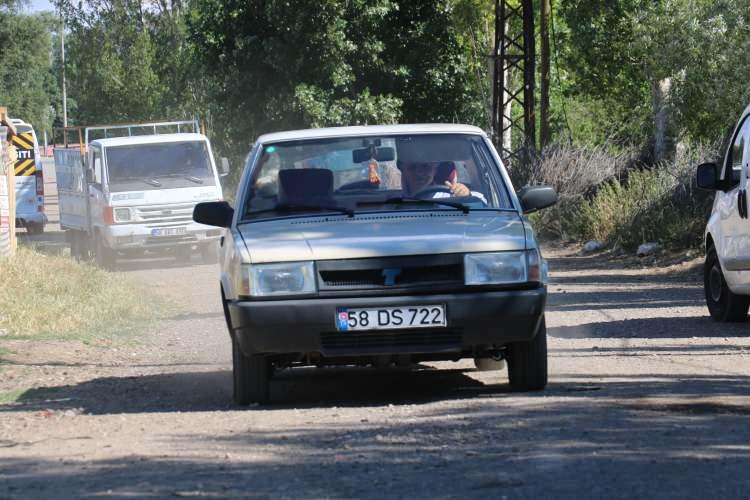 <p>Sivas kent merkezinde yaşayan İzzet Gül'ün 24 yıldır sahibi olduğu otomobiline ilgisi dikkat çekiyor.</p>

<ul>
</ul>
