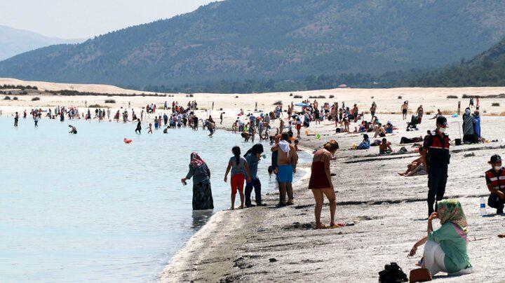 <p>Salda Gölü'ndeki çamurun sağlığa iyi geldiği açıklamasının ardından vatandaşlar bu bölgeye akın etmeye başladılar. </p>
