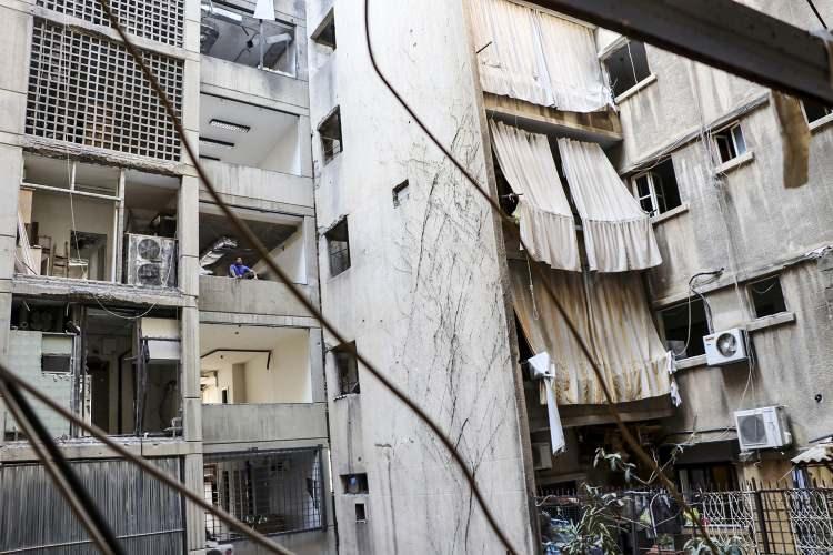 <p>Mahalledeki küçük dükkanında elbiseleri tamir ederek geçimini sağlayan terzi Claudette Mecid Muhanne (60), AA muhabirine patlama sırasında yaşadığı şoku anlattı.</p>
<p> </p>