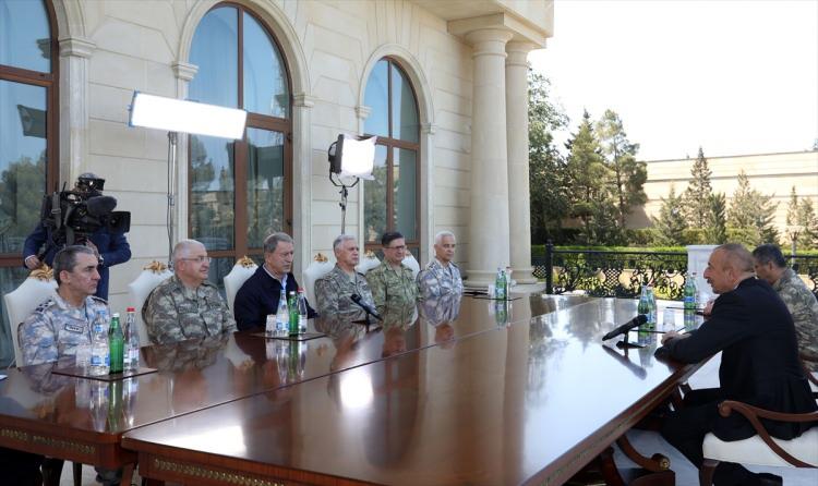 <p>Akar, şunları kaydetti:<br />
<br />
"Türk Silahlı Kuvvetleri ile Azerbaycan Silahlı Kuvvetleri arasındaki iş birliği, bugün değil her zaman var olmuştur. 1991'de Azerbaycan'ın bağımsızlığını tanıyan ilk ülke olarak Türkiye ile ilişkiler gelişirken, ordularımız arasındaki ilişkiler gelişmeye başladı. Askeri çerçeve anlaşmalarımız, askeri eğitim alanında iş birliği anlaşmalarımız, savunma sanayi alanında iş birliğimiz var. 2010'da imzalanan stratejik iş birliği anlaşmamız var.</p>
