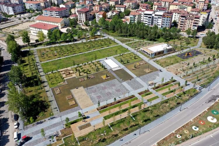 <p>Elazığ'da 18 Ağustos 2016'da terör örgütü PKK mensuplarınca bomba yüklü araçla İl Emniyet Müdürlüğüne düzenlenen saldırıda polis memurları Serhat Öztürk, Elvan Özbay ve Yusuf Kenan Mutlu şehit olmuş, 217 kişi yaralanmıştı.</p>