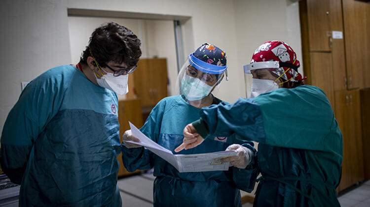 <p><strong>"Her huzurevinde bir doktor görev yapacak" </strong></p>

<p> </p>

<p>Vali Çeber, 15 Temmuz Demokrasi ve Cumhuriyet Meydanı'nda gazetecilere, koronavirüs denetimlerinin devam ettiğini söyledi. Birkaç uygulama başlattıklarını belirten Çeber, "Bundan sonra örnek teşkil eden ve pandemi kurallarına uyduğunu değerlendirdiğimiz birkaç iş yerimize Kovid-19 kurallarına uygun çalıştığına dair ibaremizi asacağız ve kendilerine teşekkür edeceğiz." dedi.</p>
