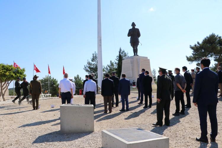 <p> Çanakkale Savaşları Gelibolu Tarihi Alan Başkanlığı ev sahipliğinde, Gelibolu Yarımadası'ndaki Conkbayırı'nda Atatürk Anıtı önünde düzenlenen törene, Kültür ve Turizm Bakan Yardımcısı Ahmet Misbah Demircan, Çanakkale Valisi İlhami Aktaş, Çanakkale Vali Yardımcısı ve Eceabat Kaymakamı Hasan Ongu, Çanakkale Belediye Başkan Vekili Süleyman Canpolat, Gelibolu 2'nci Kolordu Komutanı Korgeneral Zekai Aksakallı, Çanakkale Boğaz ve Garnizon Komutan Vekili Deniz Albay Cem Edip Avcı, Çanakkale Savaşları Gelibolu Tarihi Alan Başkanı İsmail Kaşdemir, Avustralya Hükümeti adına Avustralya Askeri Ateşesi Albay Richard Campbell, Birleşik Krallık Albay Piers Strudwick katıldı.</p>