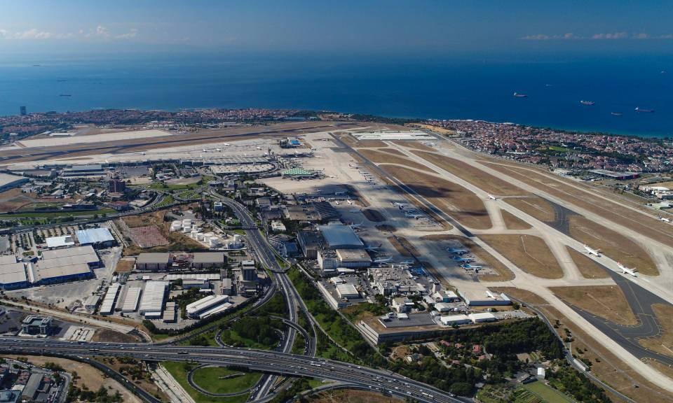 <p>Nisan ayında onlarca uçağın park ettiği pistte şimdi ise birkaç uçağın olduğu görüldü. Uçakların birçoğu Yeni Havalimanı’na giderek seferlerini gerçekleştiriyor. </p>