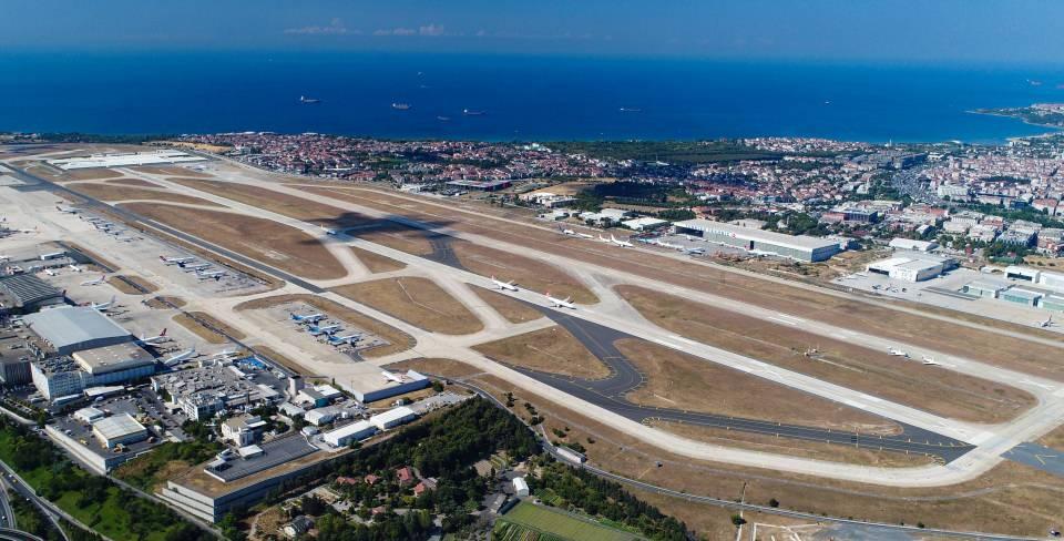 <p>Atatürk Havalimanı’nın pistleri, yeni tip korona virüs (Covid-19) nedeniyle uçuşlara ara verilmesinin ardından yurt dışı ve yurt içi uçuşlarda kullanılan uçakların yeni park alanı olmuştu. </p>
