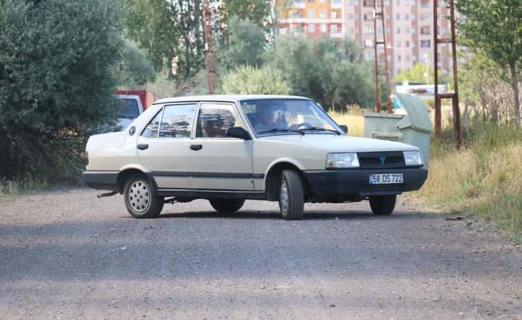 <p>Sivas’ta yaşayan İzzet Gül, tek bir parçası bile değişmeyen 28 yaşındaki otomobiline gelen tüm teklifleri reddediyor.</p>
