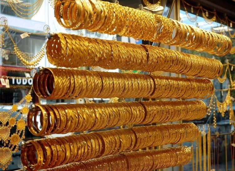 <p>Borsa İstanbul'da işlem gören hisse senetleri haftalık bazda ortalama yüzde 2,19, değer kazanırken, altının gram satış fiyatı yüzde 1,97 değer kaybetti. Uzmanlar bu hafta altın fiyatlarında yaşanan değişim nedeniyle yatırımcıların endişeli olduğunu belirtiyor.</p>

