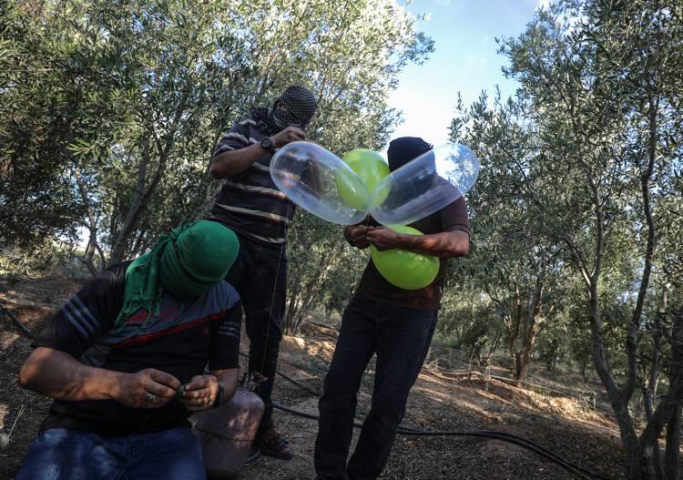 <p>Aylardır Gazze'den İsrail tarafına yanan balon göndermeyen Filistinlilerin geçen hafta göndermeye başladıkları "yanan balonlar", sınırın İsrail tarafında bir tarım arazisinde yangın çıkmasına sebep oldu. </p>

<p> </p>
