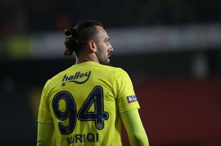 <p>İtalyan basını, Vedat Muriqi için Fenerbahçe ile Lazio'nun bonuslarla birlikte 20 milyon Euro'ya anlaştığını yazdı. Sarı-lacivertliler, Vedat'ın yerini iki forvetle dolduracak. (Sabah)</p>
