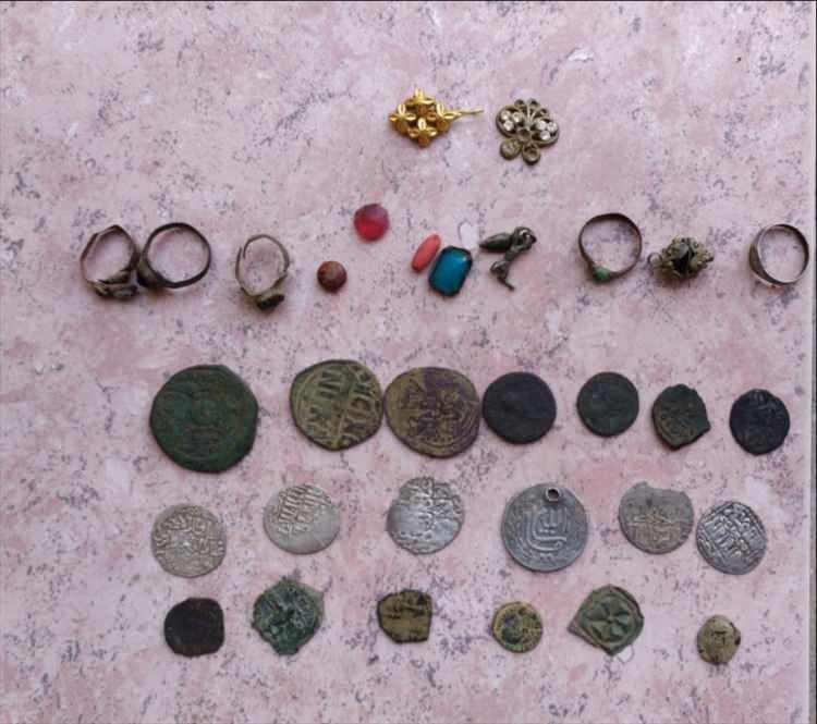 <p>Operasyonda yapılan aramalarda, yaklaşık 70 bin parça sikke ve heykel gibi tarihi eser niteliği taşıyan obje ile suçtan elde edildiği değerlendirilen 70 bin dolar ve 11 bin Euro ele geçirildi. </p>