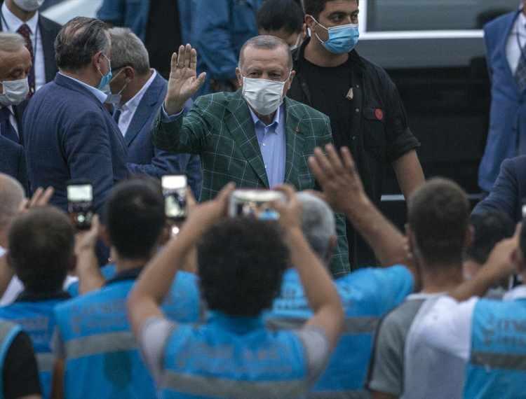<p>Erdoğan, daha sonra buradan karayolu ile yapımı süren ve Türkiye'nin deniz dolgusu üzerine yapılan 2. havalimanı olan Pazar ilçesindeki Rize-Artvin Havalimanı'na geçti. Burada incelemelerde bulunan ve brifing alan Erdoğan, çıkışta havalimanında çalışan işçilerin yoğun ilgisi ile karşılaştı.</p>