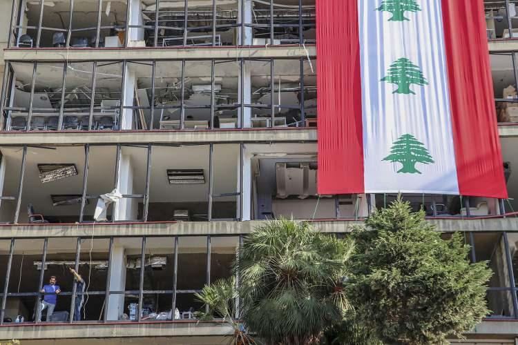 <p><strong>Aradan geçen on güne rağmen patlamanın izleri her yerde</strong></p>
<p>Cımmeyze ve Mar Mihayel mahalleleri, patlamanın merkezine yakın konumlarıyla olayın izlerini kısa bir sürede silebileceğe benzemiyor. Yıkılan tarihi evlerden sokakta park edilmiş araçların üzerine düşen dev enkaz parçaları, otomobilleri hurda haline getirmiş. </p>
<p>Çevredeki yıkılmış evlere bakan bir genç, "Hiçbir kelime yaşadığımız bu durumu anlatacak güçte değil. Gerçekten büyük bir felaket. Bizim için dua edin. Şanslıyım ki patlama olduğunda evdeydim ve ailemden kimse de yaralanmadı." ifadelerini kullandı.</p>