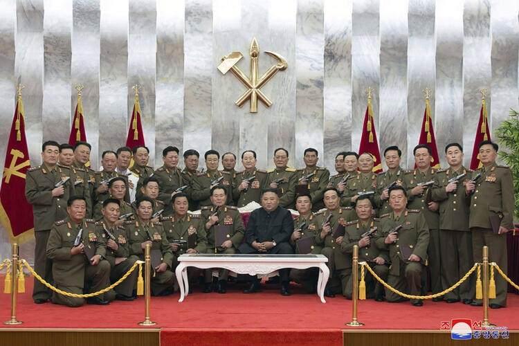 <p>Kuzey Kore lideri Kim, son olarak Kore Savaşı'nın yıldönümünde verdiği görüntülerle dünyanın gündemine gelmişti.</p>
<p> </p>