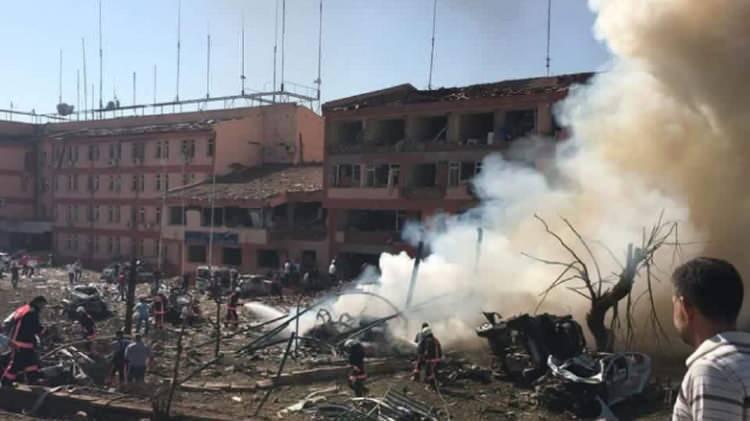 <p>Elazığ İl Emniyet Müdürlüğüne 18 Ağustos 2016'da PKK'lı teröristlerce bomba yüklü araçla düzenlenen, 3 polisin şehit olduğu, 217 kişinin yaralandığı hain saldırı hafızalardan silinmiyor.</p>
