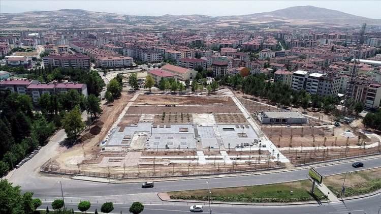 <p>Bombalanan emniyet müdürlüğü binasının bulunduğu alanın, Cumhurbaşkanı Recep Tayyip Erdoğan'ın talimatıyla şehitler anısına "Millet Bahçesi"ne dönüştürülüp halkın hizmetine açılmasından mutluluk duyan Elazığlılar, saldırıyı gerçekleştiren terör örgütü PKK'yı lanetliyor.<span style="color:rgb(41, 43, 44)"> halkın hizmetine açılmasından mutluluk duyan Elazığlılar, saldırıyı gerçekleştiren terör örgütü PKK'yı lanetliyor.</span></p>
