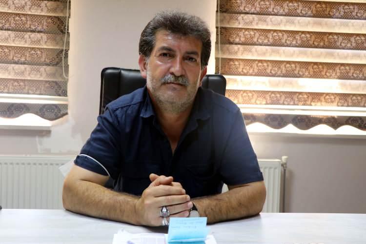 <p>Saldırıda yaralanan vatandaşlardan Vehbi Karataş da bir yurtta çalıştığı sırada yaraladığını, hain saldırının hafızalarına kazındığını aktardı.</p>
<p>Karataş, "Allah bu hainlerin belasını versin. Biz böyle bir şey ile ilk defa karşılaştık. Allah onlara fırsat vermesin. Biz vatanımız için canımızı her zaman feda ederiz. Allah devletimizden razı olsun. Bizlere sahip çıktı. O sırada devletimiz arkamızda durdu. Yıkılan emniyet binasının yerine vatandaşa açık bir millet bahçesi haline getirdi. Allah devletimizden razı olsun, görsünler ki devletimiz her zaman halkının arkasındadır. Halkına milletine sahip çıkan bir devlettir. Kim ne derse desin, böyle bir devlet ne gelmiştir, ne de görülmüştür." ifadelerini kullandı.</p>