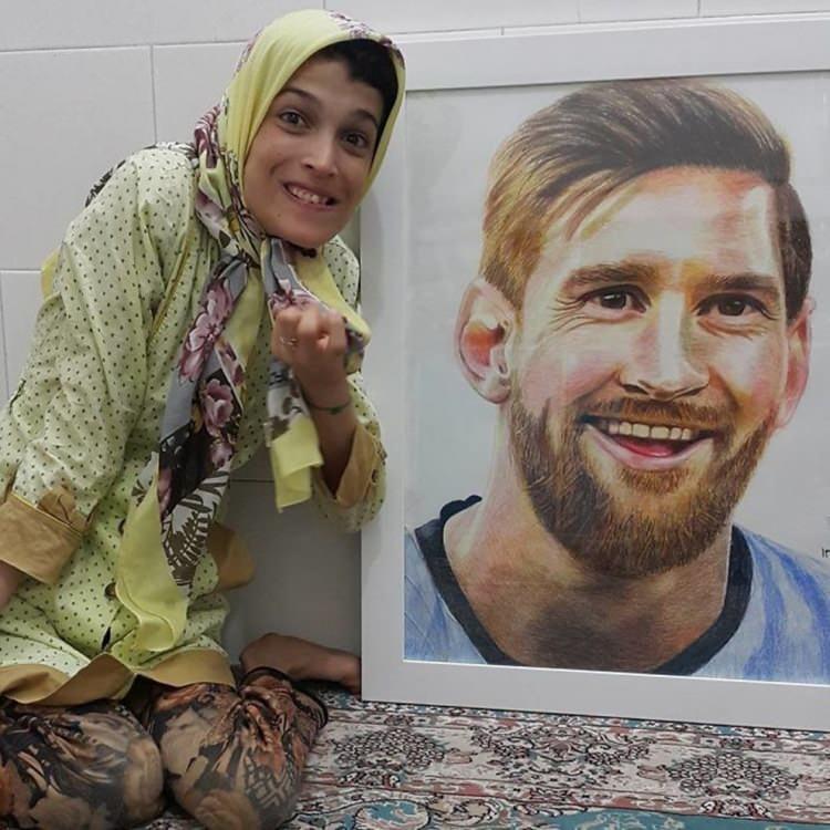 <p>Sadece ayaklarını kullanarak çizim yapan Nasrabadi'nin eserleri arasında Arjantinli futbol yıldızı Messi de bulunuyor.</p>
