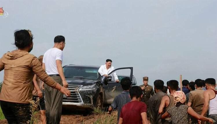 <p>Dahası, Kim lüks bir SUV'un direksiyonundaydı. Lexus LX 570 olduğu sanılan aracın tekerleri, kapısı ve tamponu çamura batmıştı.</p>
<p> </p>