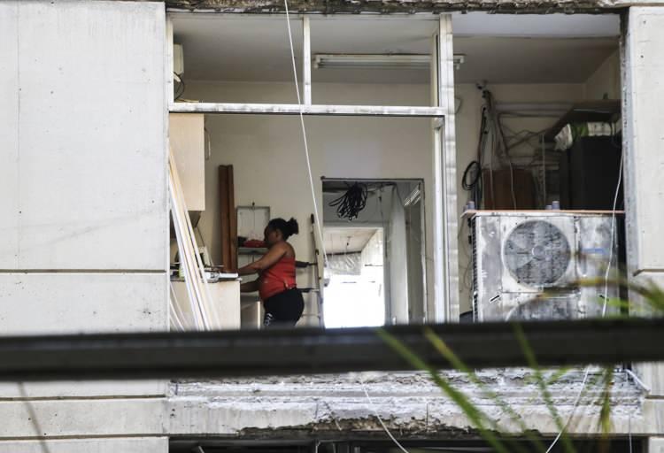 <p>Muhanne, olay yaşandığı sırada dükkanında çalıştığını ve limanda çıkan yangının yol açtığı öncü patlamaların sesini duyduğunu, dükkanındaki bazı camların kırıldığını ve çalışırken kullandığı gözlüğüne isabet ettiğini belirtti.</p>
<p> </p>