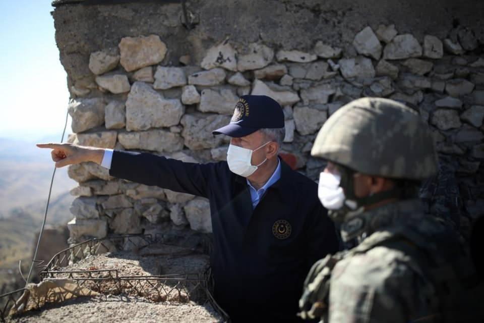<p>Bakan Akar ve Genelkurmay Başkanı Güler ile Kara Kuvvetleri Komutanı Dündar, buradan helikopterlere binerek Irak sınır hattındaki birliklerde inceleme ve denetlemelerde bulundu.</p>
<p> </p>