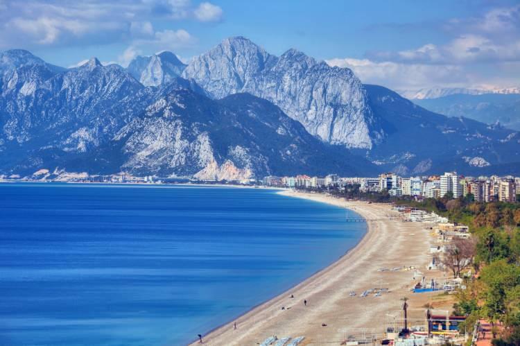 <p>ANTALYA 26°C, 38°C<br />
Az bulutlu ve açık, iç kesimleri parçalı bulutlu, bu akşam ilk saatlerde Elmalı ve Korkuteli çevreleri yerel olmak üzere sağanak ve gök gürültülü sağanak yağışlı</p>