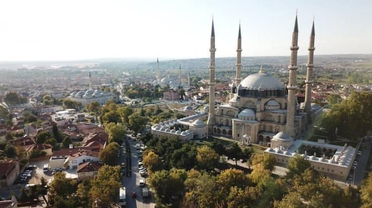 <p>EDİRNE 22°C, 36°C<br />
Az bulutlu ve açık zamanla parçalı bulutlu, yarın yerel olmak üzere sağanak ve gök gürültülü sağanak yağışlı</p>
