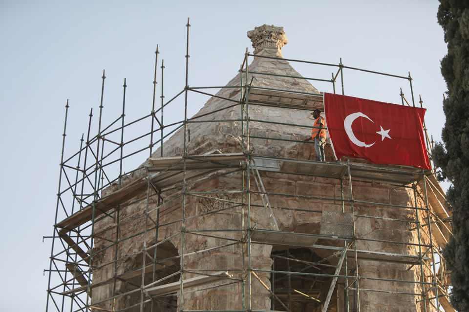 <p><strong>"Türkiye, tarihimize kültürümüze sahip çıkıyor"</strong></p>
<p>Türbedeki restorasyon çalışmalarında görevli Suriyeli Ahmed Buşi, AA muhabirine yaptığı açıklamada, "Yaklaşık 6 aydır restorasyon çalışmalarını sürdürüyoruz. </p>