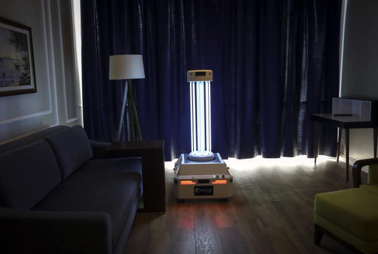 <p>"SEIT-UV" isimli robotun üreticisi Milvus Robotics kurucu ortağı Şamil Özden, AA muhabirine yaptığı açıklamada, fabrika ve depolarda malzeme taşımak amacıyla robotlar imal ettiklerini ve bunları yurt dışına sattıklarını söyledi.</p>
<p> </p>