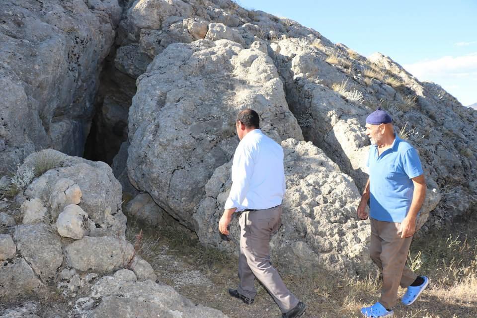 <p>Ayranpınar k&ouml;y&uuml; sakinleri, asırlardır doğal soğuk hava deposu olarak yararlandıkları, i&ccedil;erisinde buzlar bulunan ve "en" diye adlandırılan kaya mağaralarında peynir depoluyor. &Uuml;retildikten sonra k&ouml;y merkezine 3 kilometre uzaklıktaki doğal mağaralara yerleştirilen peynirler, nisandan ekim ayına kadar kışın t&uuml;ketilmek &uuml;zere muhafaza ediliyor.</p>

<p>&nbsp;</p>
