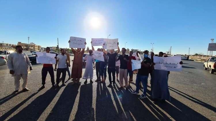 <p>LİBYA'DA SEBHA KENTİ HAFTER'E OLAN DESTEĞİNİ GERİ ÇEKMİŞTİ</p>
<p>Libya'nın Sebha kenti sakinleri Matıs ayında ortak bir açıklama yaparak, darbeci Hafter'den desteklerini çektiklerini, artık hükümete destek olacaklarını duyurmuştu.</p>