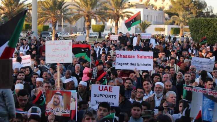 <p>Libya'nın doğusundaki gayrimeşru silahlı güçlerin lideri darbeci Hafter'e bağlı milislerin kontrolündeki Sebha kentinde halk, kötüleşen yaşam şartlarını protesto etti. </p>
